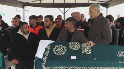 İstanbul - Pendik'teki yangında hayatını kaybeden 3 çocuğun cenazesi toprağa verildi -1