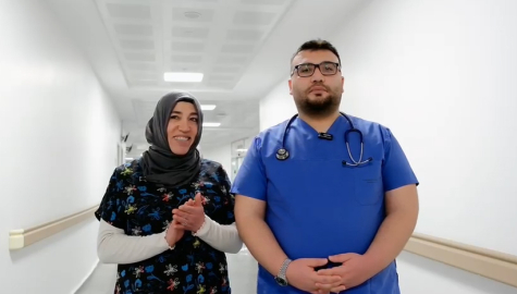 Doktor olup, hemşire annesinin yanına atandı