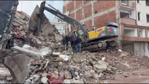 İstanbul- Zeytinburnu'nda kontrollü yıkımda beton parçaları düştü; iş makinesi operatörü yaralandı