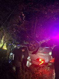 İstanbul - Sarıyer’de otomobil takla attı; mahsur kalan sürücüyü çevrededekiler kurtardı