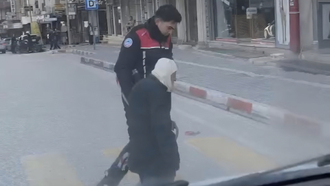 Yolun karşısına geçmekte zorlanan yaşlı kişiye polis yardım etti