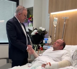 Avustralya Başbakanı Albanese, silahlı saldırıda saldırgana müdahale eden Ahmed'i ziyaret etti