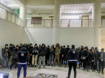 Demir yüklü TIR'ın dorsesinden 37 kaçak göçmen çıktı