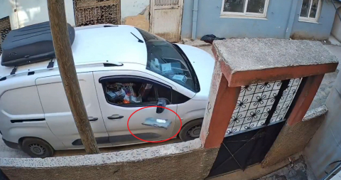 Kargo görevlisinin paketi bahçeye fırlattığı anlar kamerada