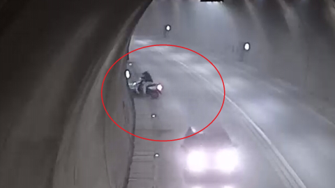 Tünelde motosikletin takla attığı kaza kamerada