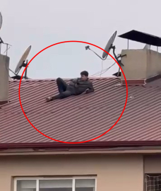 Amatör Lig maçını çatıda uzanarak izledi; o anlar kamerada