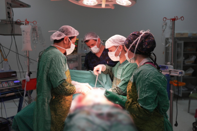 Karnından 2 kilo 200 gram ağırlığında tümör çıkarıldı