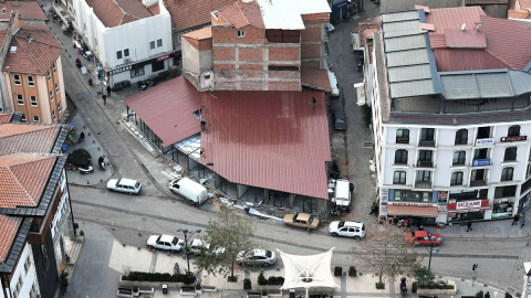 Depremin vurduğu Sındırgı'da kurulan konteyner dükkanlar, dronla görüntülendi