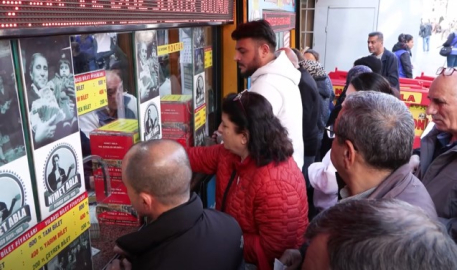 İstanbul - Yılbaşına sayılı günler kaldı; Nimet Abla gişesi önünde yoğunluk arttı