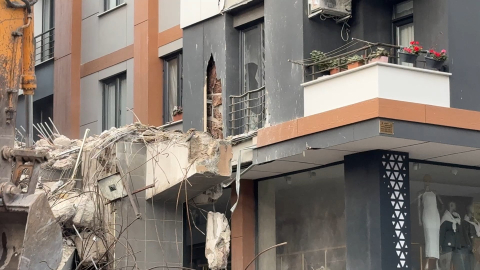 İstanbul - Avcılar’da yıkım sırasında dökülen beton parçaları yanındaki binaya zarar verdi