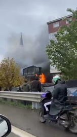 İstanbul - Pendik'te otomobilde çıkan yangın,  3 katlı ahşap binaya sıçradı-4 / ek görüntü