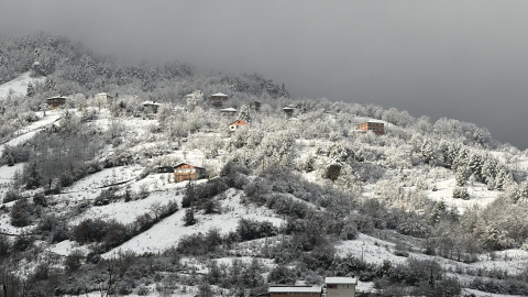 Bartın'da kar yağışı nedeniyle 5 köy yolu ulaşıma kapandı