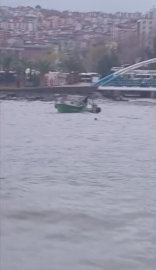 Ereğli’de fırtınada sürüklenen tekne köprüye çarptı