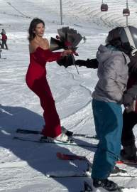 Kırmızı elbisesiyle Erciyes’te kayak yapıp, gül dağıttı