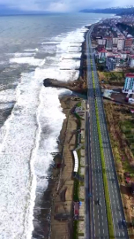 Rize'de fırtına; dalgalar sahil yoluna ulaştı (2)