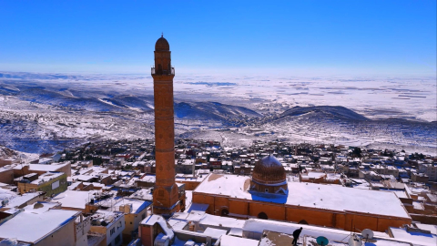 Mardin’de 140 yerleşim yerinin yolu kardan kapandı