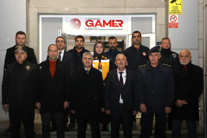 Niğde Valisi Çelik, yılbaşı gecesi görev alan personelleri ziyaret etti