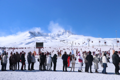Erciyes Kayak Merkezi’nde hafta sonu yoğunluğu