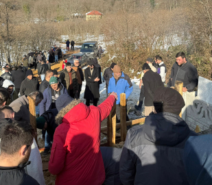 Oto tamir dükkanında ölü bulunan 2 arkadadaş toprağa verildi