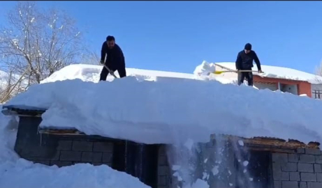 Kar kalınlığının 2 metreyi aştığı köyde evlerin çatılarındaki karlar temizlendi