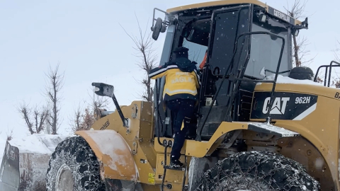 Malatya'da sağlık ekipleri, iş makinesi ile hastaya ulaştı
