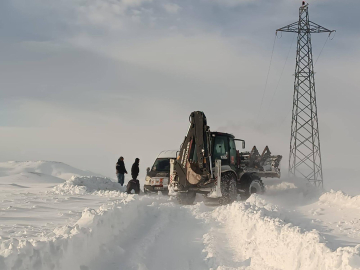 Taşlıçay’da mahsur kalan araçlar kurtarıldı