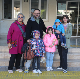 İki çocuklu çift, bir çocuğun hayatına dokunmak için koruyucu aile oldu