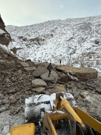 Hakkari–Çukurca kara yolunda heyalan; düşen kaya parçaları yolu kapattı