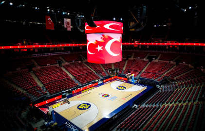 Fenerbahçe, stattan sonra salonu da Türk bayraklarıyla süsledi