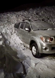 Çatak’ta düşen çığda park halindeki araç kar altında kaldı