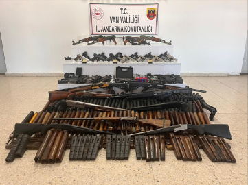 Van’da jandarmanın operasyonunda çok sayıda silah ve mühimmat ele geçirildi; 4 gözaltı