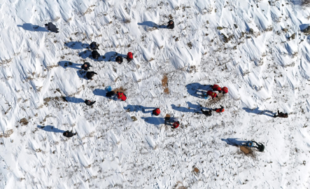 Doğaya yem bırakıp karda rafting yaptılar