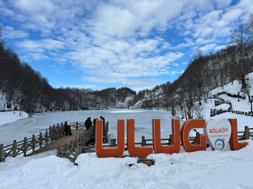 Ordu’daki Ulugöl buz tuttu