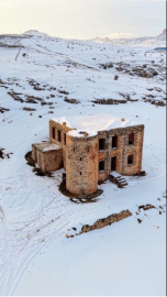 Mardin'de beyaza bürünen tarihi karakol, dronla görüntülendi