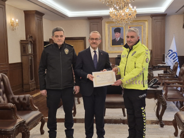 Ayağındaki çorabı üşüyen çocuğa veren polise teşekkür plaketi