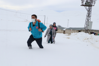 Doktor Didem, dondurucu soğukta 1,5 metre karda yürüyerek hastalara ulaşıyor