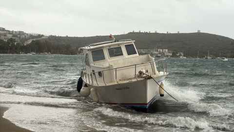 Bodrum’da fırtına; tekne karaya vurdu, feribot seferleri iptal edildi