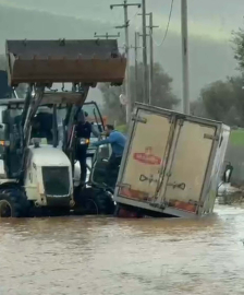 Bodrum'da sağanak; su dolan yolda kalan kamyonetin sürücüsü kepçeyle kurtarıldı