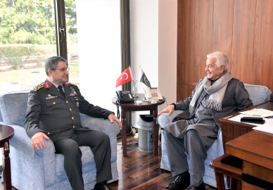 Genelkurmay Başkanı Orgeneral Bayraktaroğlu, Pakistan Savunma Bakanı Asif ile bir araya geldi