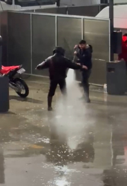 Çamurlu araziden dönen motosiklet sürücüsü, basınçlı suyla temizlendi