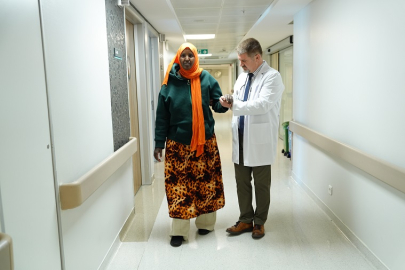 Tüberküloza bağlı felç kalan Hoche, Türkiye’de yürümeye başladı