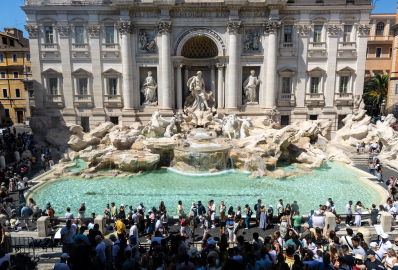 Roma'nın tarihi Trevi Çeşmesi'nde turistler için ücretli dönem başladı
