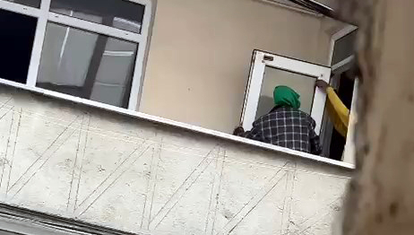 İstanbul- Esenyurt'ta binaya giren 2 kişi kapı ve pencereleri çaldı