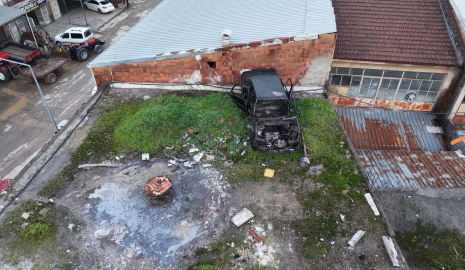 20 yıldır iş yerinin çatısında duran otomobili, akan çatıyı tamir etmek isteyince gördü