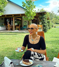 Saçını kazıtan eşinin desteği ile meme kanserini yendi