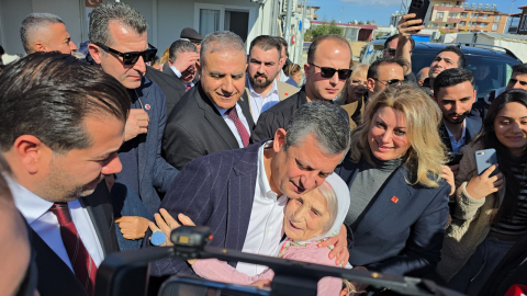 Özgür Özel, deprem şehitliğini ziyaret etti (2)