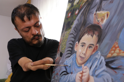 Elleri olmayan ressam, 'Sevgililer Günü' için aldığı siparişleri hazırlıyor