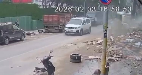 İstanbul- Sultangazi'de yıkımı süren binadan yere düşen beton parça savrularak araca çarptı