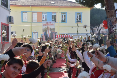 Emekliye ayrılan 39 yıllık öğretmene, görev yaptığı okulda ‘efsane’ afişli veda