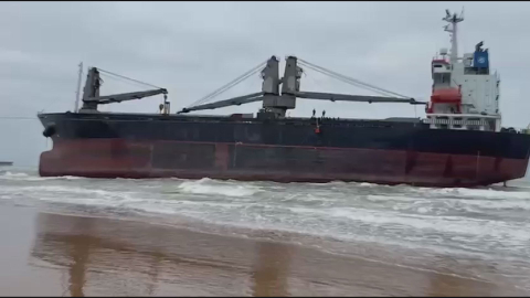 İstanbul - Sarıyer'de karaya oturan gemide tahliye operasyonu kamerada